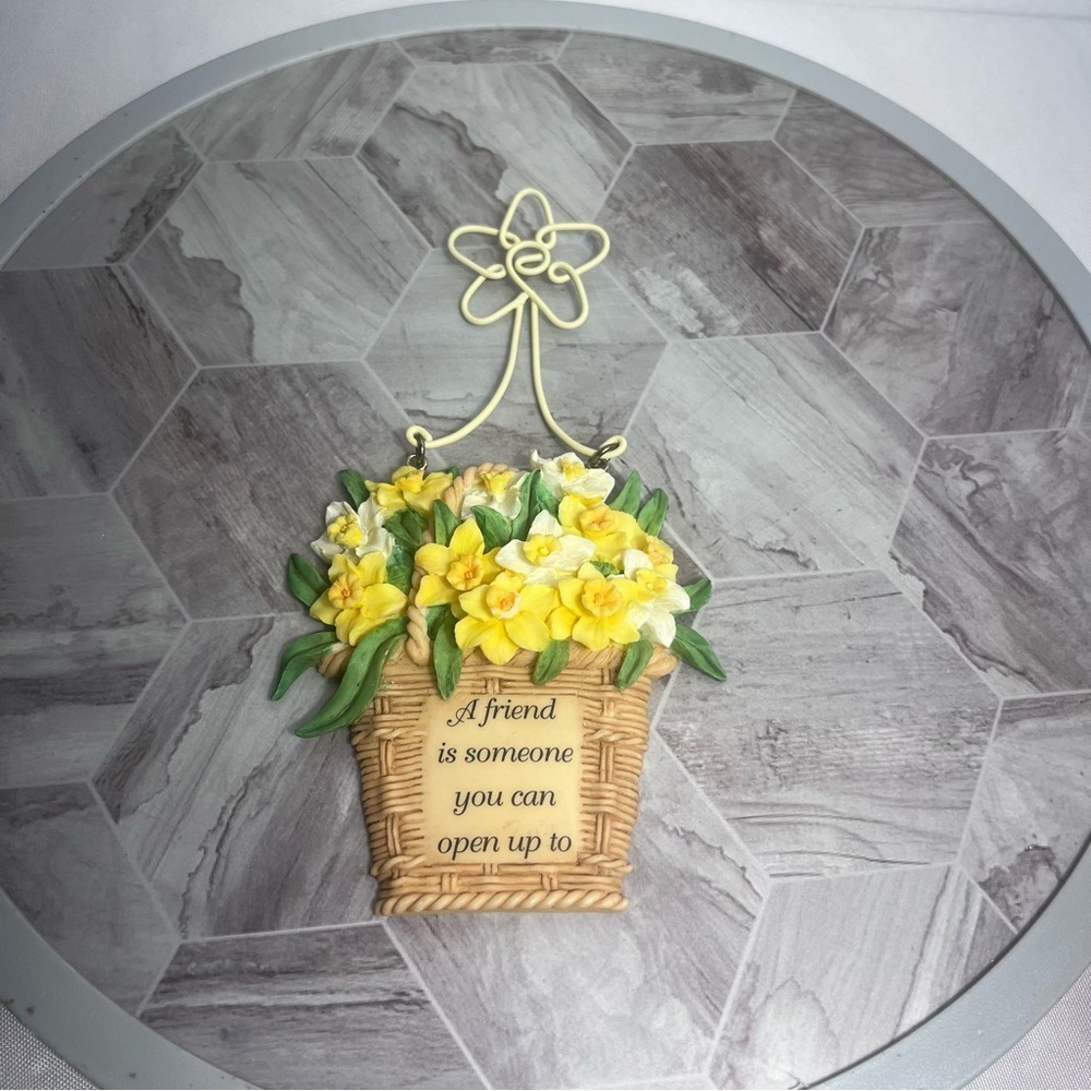 Russ Berrie Daffodil Basket Hanging Sign – Heartfelt Friend Gift